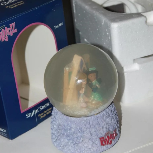 💖 2000's Retro Y2K Bratz Stylin' Winter Snow Globe - Picture 11 of 13